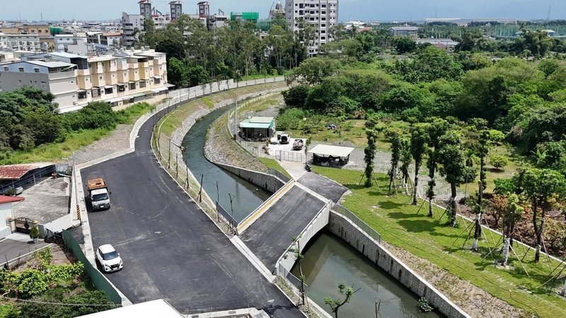 屏東縣潮州鎮民治溪治水工程歷時1年半完工,2日竣工典禮。工程除拓寬河道、新建護岸外,也融入生態景觀,打造友善親水空間。(屏東縣政府水利處提供)中央社記者黃郁菁傳真 114年10月2日