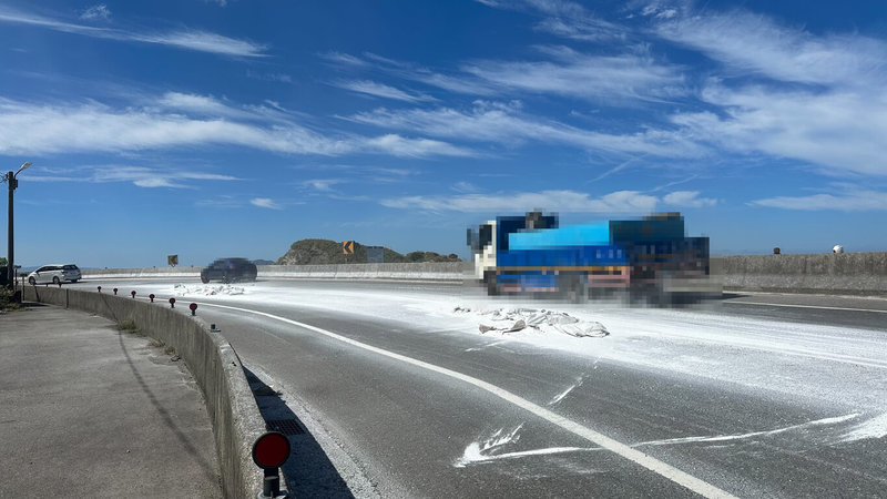 楊姓男子2日中午駕駛曳引車載運工業石粉，行經新北市貢寮區台2線78.4公里處時，多袋石粉掉落至路面並破裂，石粉綿延約25公尺，占據往宜蘭方向車道。警方依法舉發，詢後並將楊男函送法辦。（讀者提供）中央社記者王朝鈺傳真　114年10月2日