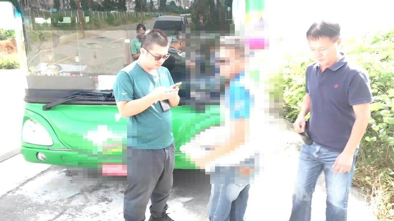 台中警方接獲線報，指擔任遊覽車駕駛的洪姓男子（中），因常與他人發生行車糾紛、積欠賭債，涉嫌持有槍枝，警方114年2月間逮人，在遊覽車上查扣槍枝與子彈後訊後移送台灣南投地檢署偵辦，檢方日前已依法起訴。（翻攝照片）中央社記者蘇木春傳真  114年10月2日