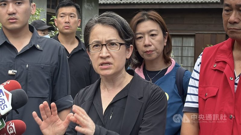 副總統蕭美琴（前中）2日下午到花蓮縣光復鄉關心災區復原情形，接受媒體聯訪時表示，目前學校修復進度較慢，希望能在中秋連假後讓學生至少先恢復視訊上課，10月中恢復正常上課。中央社記者張祈攝　114年10月2日