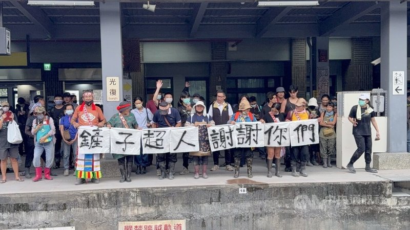 來自各地「鏟子超人」協助花蓮縣光復鄉災民清理家園，2日進入災後第10天，家戶清淤已完成8成，當地族人下午拿著「鏟子超人謝謝你們」布條走到台鐵月台，向即將離開的志工們鞠躬道謝。中央社記者張祈攝　114年10月2日