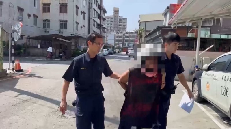 屏東施姓男子2日凌晨先偷了1輛大貨車,疑精神狀況不好,行經歸仁路沿路撞及路邊民宅及車輛,警方逮人依法送辦。(屏東警方提供)中央社記者李卉婷傳真 114年10月2日