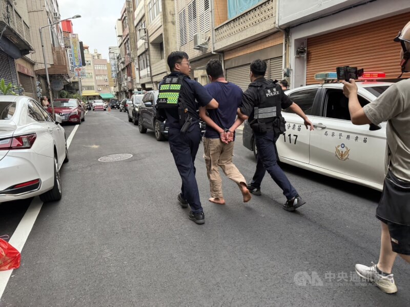 48歲邱姓男子2日下午在苗栗市中正路不明原因持刀攻擊路人,造成3人受傷,警方前往其住處攻堅逮人,目前朝殺人未遂罪嫌偵辦。中央社記者管瑞平攝 114年10月2日