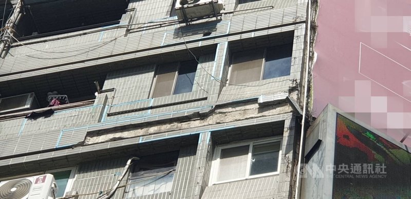 台北市警消2日上午獲報，華陰街附近大樓發生掉落物砸傷民眾意外，北市建築管理工程處已派員到場了解相關狀況。（翻攝照片）中央社記者劉建邦傳真　114年10月2日