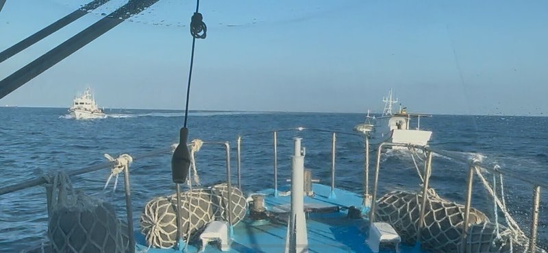 高雄籍漁船「宏三和」2日在澎湖七美海域失去動力漂流，澎湖海巡隊登船發現電池沒電，經修復排除，漁船恢復動力，由台南海巡戒護返港。（澎湖海巡隊提供）中央社　114年10月2日
