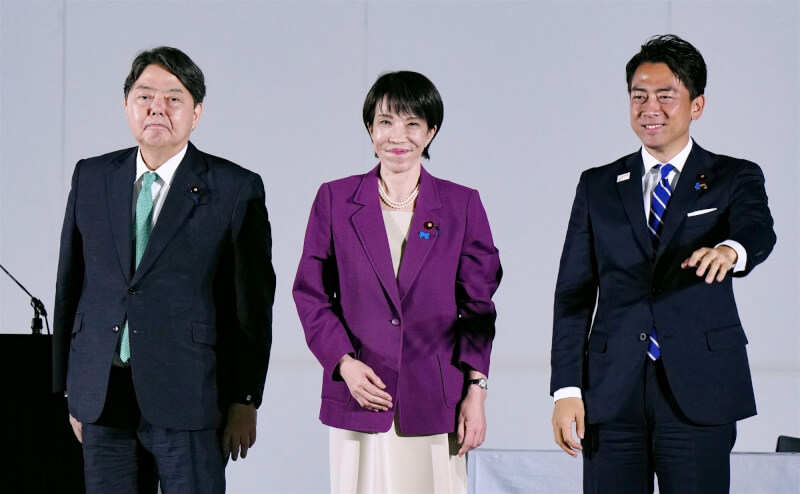 日本自民黨總裁（黨主席）選舉將於4日投開票，目前呈現小泉進次郎（右）、高市早苗（中）與林芳正（左）三強鼎立的局面。（共同社）