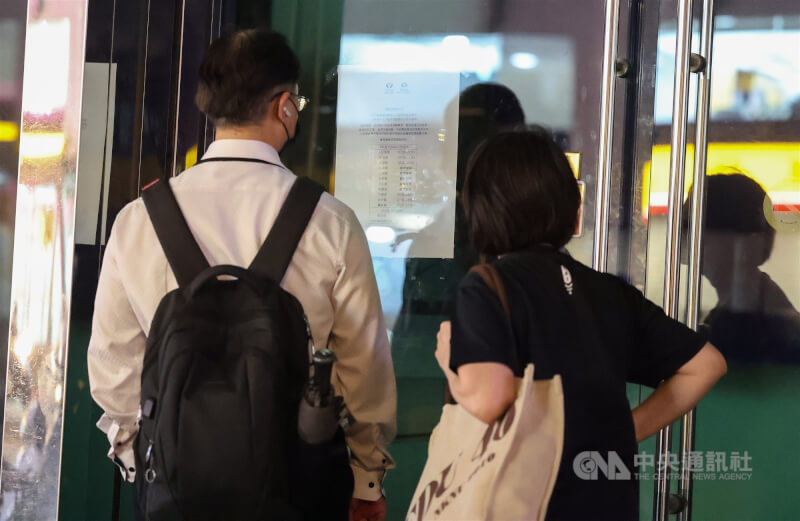 全真瑜珈健身集團1日起停業。圖為全真瑜珈健身古亭館貼出公告。(中央社檔案照片)