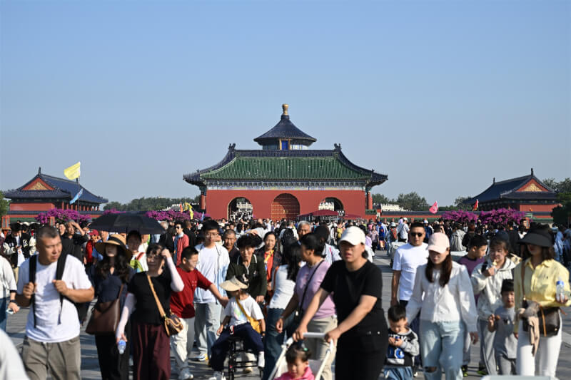 中國北京天壇公園2日遊客如織。(中新社)