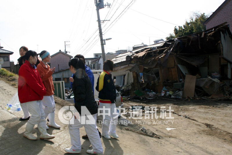 2011年3月11日日本發生規模9地震,強震引起海嘯,宮城縣氣仙沼港面目全非。中央社駐東京特派員楊明珠在災區,拍下6名來自中國的水產公司研習生躲過海嘯後,擔憂未來的模樣。(中央社檔案照片)
