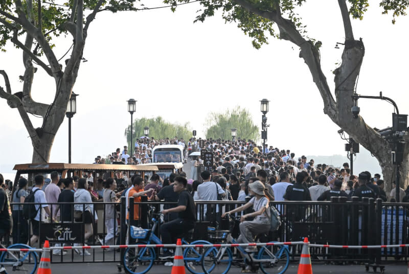 中國十一長假進入第2天,熱門景點一票難求。圖為浙江杭州西湖1日迎來44.63萬人次遊客。(中新社)
