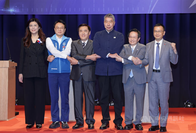 由TVBS電視台與聯合報舉辦的國民黨主席選舉辯論會2日晚間登場，候選人鄭麗文（左起）、卓伯源、郝龍斌、張亞中、蔡志弘及羅智強首度同台出席辯論，會前先禮後兵、握手合影。中央社記者裴禛攝　114年10月2日