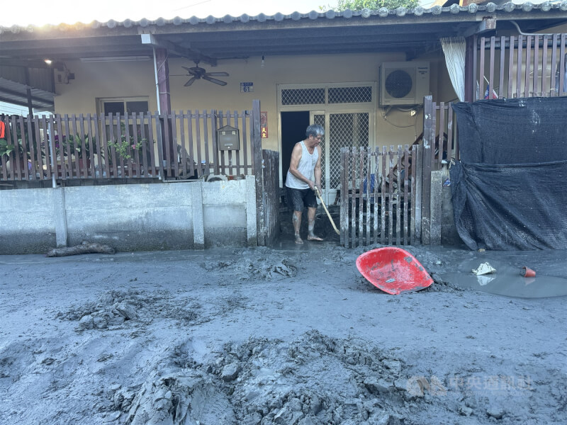 花蓮馬太鞍溪堰塞湖溢流釀災，受災戶超過1800戶，圖為受災戶清理家園。中央社記者張祈攝　114年10月2日