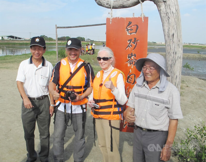 珍古德(右2)2012年造訪高雄市二仁溪畔的白砂崙溼地,了解二仁溪的復育情形,肯定高雄市茄萣舢筏協會的努力成果。(中央社檔案照片)