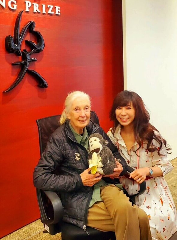 英國靈長類動物學家、知名保育專家珍古德(Jane Goodall)(左)在美國加州進行巡迴演說時,於睡夢中安詳離世。她6月來台時三立節目主持人白心儀(右)與團隊一路隨行拍攝、專訪,白心儀落淚哀悼「雖然只是短暫相遇,那些片段將成為我永恆的動力」。(三立提供)中央社記者洪素津傳真 114年10月2日