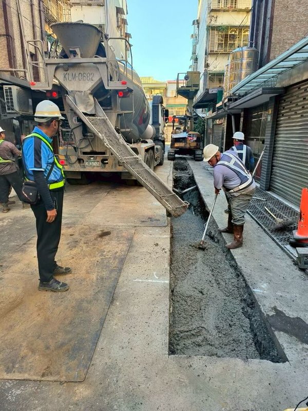 新北市政府環境保護局創建「焚化再生粒料追蹤管理平台」,數位化管制3座焚化爐的底渣與粒料,讓每批再生粒料都有「身分證」,掌控流向邁向淨零永續。圖為焚化再生粒料應用於管溝回填。(新北市府環保局提供)中央社記者黃旭昇新北市傳真 114年10月2日