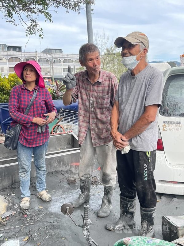 花蓮馬太鞍溪堰塞湖溢流,王姓屋主(中)採龍眼不經意留下的木梯意外成了洪災的救命梯,藉此梯逃生的王姓婦人(左)與先生前往道謝。中央社記者張祈攝 114年10月2日