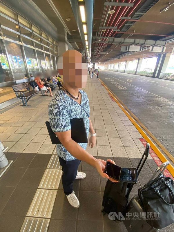 香港籍周姓男子(圖)日前與友人來台出差,搭計程車到高鐵台中站時,卻不慎在車上遺落手機,警方在站外執勤時得知後,10分鐘內協助聯繫駕駛尋回。(翻攝照片)中央社記者蘇木春傳真 114年10月2日