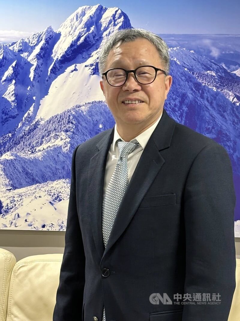 駐歐盟兼駐比利時代表謝志偉10月1日接受中央社專訪。他將國際情勢比擬為足球場上的交鋒，台灣的角色如同守門員，因此特別重視台歐未來在安全方面的交流合作。中央社記者曾依璇布魯塞爾攝　114年10月2日
