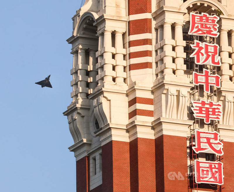 雙十國慶將至,國軍2日清晨展開空中半兵力預演,1架幻象2000擔任天觀機飛越總統府上空。中央社記者謝佳璋攝 114年10月2日