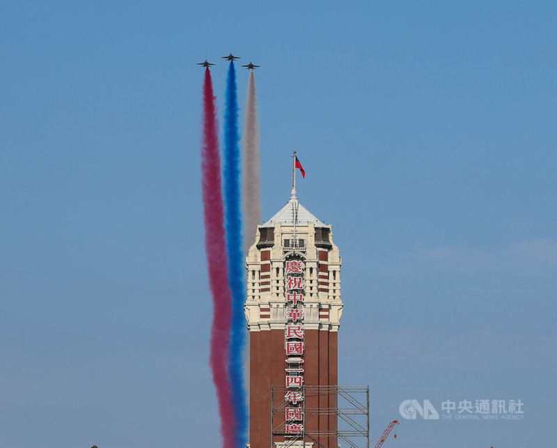 雙十國慶將至，國軍2日清晨展開空中半兵力預演，3架勇鷹高教機施放彩煙，通過總統府上空，場面壯觀。中央社記者謝佳璋攝  114年10月2日