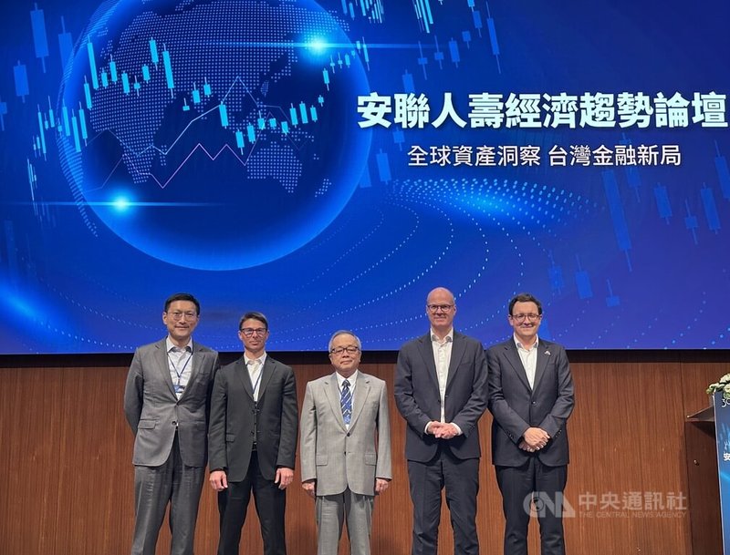 安聯人壽3日舉辦安聯人壽經濟趨勢論壇，會中也邀前行政院副院長施俊吉（圖中）、安聯集團首席投資長兼首席經濟學家蘇布蘭（Ludovic Subran）（右1）與安聯人壽總經理羅偉睿（Joos Louwerier）（右2）出席。中央社記者蘇思云攝　114年10月3日