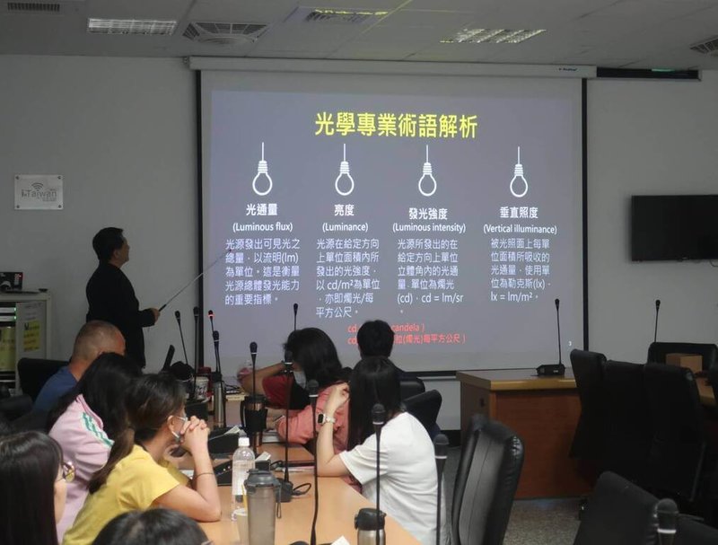 桃園市政府啟動全台首創的跨局處光害管制計畫，未來完成法制程序後，將針對影響範圍廣泛的LED廣告、投光燈、霓虹燈等光源加強管制。（桃園環保局提供）中央社記者葉臻傳真　114年10月3日