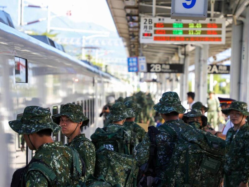 國軍救災官兵進行兵力梯次輪替方式,以高效率執行救災工作。(國軍第2作戰區提供)中央社記者吳書緯傳真 114年10月3日