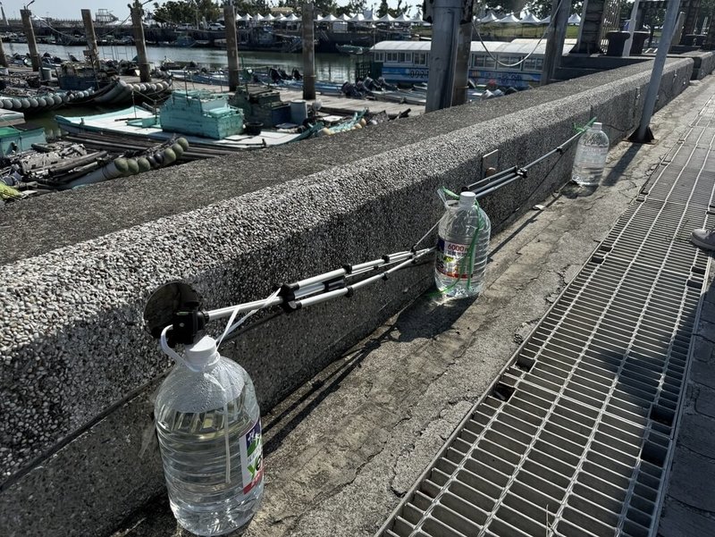 2025東石海之夏活動6日晚間將施放海上煙火，吸引眾多攝影愛好者提早以腳架、水桶在東石碼頭卡位，嘉義縣文觀局已全數清除。（文觀局提供）中央社記者蔡智明傳真　114年10月3日