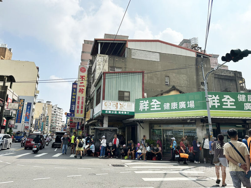 彰化知名蛋黃酥門市暫停販售19天後，即日起至6日恢復營業，排隊人潮絡繹不絕。中央社記者鄭維真攝　114年10月3日