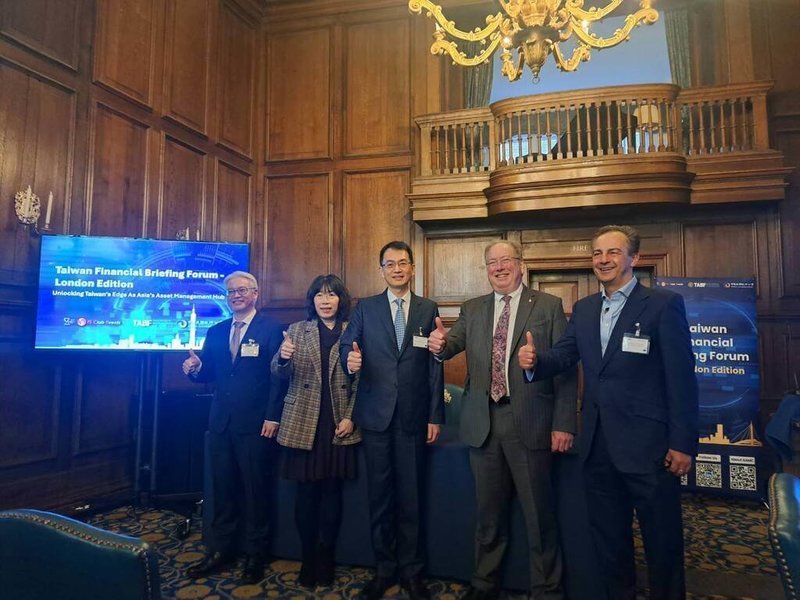 台灣金融研訓院攜手英國Z/Yen集團與銀行公會，於9月30日在英國倫敦舉辦首屆台灣國際金融推廣論壇。圖中左起台灣金融研訓院院長高一誠、駐英國公使江雅綺、金管會銀行局局長童政彰、英國Z/Yen集團主席梅奈里（Michael Mainelli）與英國資深金融專家未來星球資本執行主席Douglas Hansen-Luke。（金融研訓院提供）中央社記者蘇思云傳真　114年10月3日