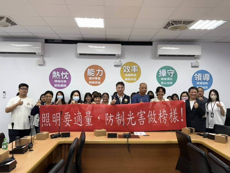 桃園市政府3日宣布啟動跨局處光害管制計畫,不僅要為市民找回滿天星空,更將推動「拉拉山暗空勝地」申請國際暗空協會(IDA)認證。(桃園環保局提供)中央社記者葉臻傳真 114年10月3日