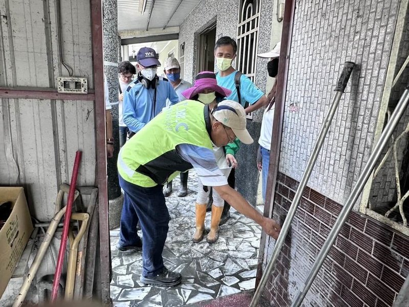 台水公司董事長李嘉榮至花蓮光復鄉佛祖街了解用戶用水情形。（台水提供）中央社記者曾智怡傳真　114年10月3日