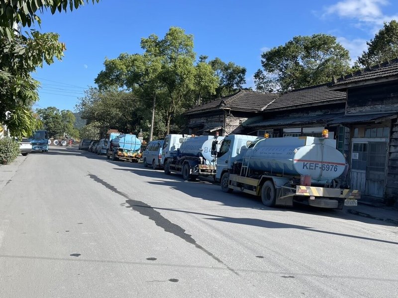花蓮光復鄉災區需大量水源刷洗，台糖每日提供700噸的井水、山泉水，只要是水車進入廠區，6座消防箱水管都能自由停車引水，不必申請。（台糖提供）中央社記者曾智怡傳真　114年10月3日