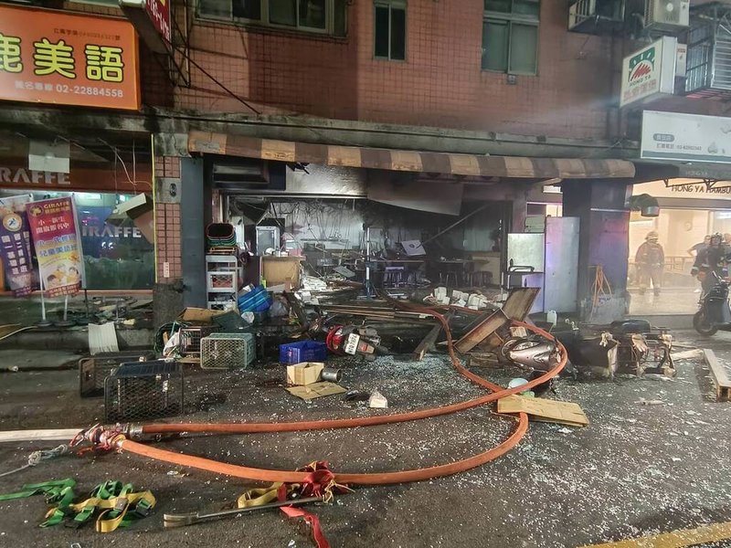 新北市蘆洲區長安街一間自助餐店3日晚間疑氣爆,消防局緊急派員搶救,目前火勢已撲滅,共7人受傷送醫。(新北消防局提供)中央社記者曹亞沿傳真 114年10月3日