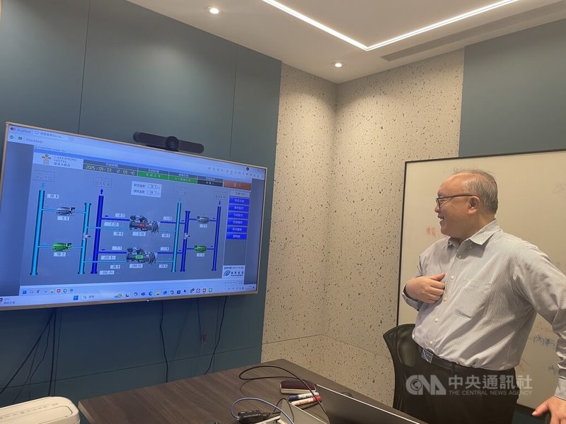 煙波集團工務協理劉鴻明說明,透過能源管理系統監控,「在辦公室就能看見運轉的狀態」,可以趕在顧客受到影響前,早一步排除問題。中央社記者王勝雨攝 114年10月3日