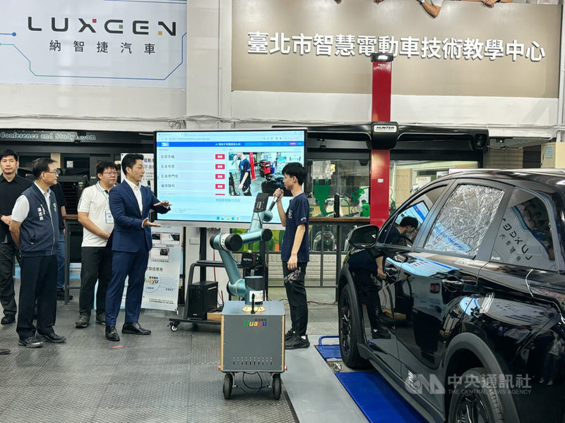 台北市長蔣萬安(前左2)3日在南港高工出席台北市智慧電動車技術教學中心揭牌儀式,觀看學生操作設備。中央社記者陳昱婷攝 114年10月3日