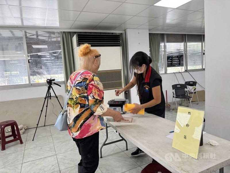 花蓮馬太鞍溪堰塞湖溢流釀災,花蓮縣政府3日發放每戶受災戶新台幣5萬元慰助金。大華村發放地點為光豐農會2樓。中央社記者張祈攝 114年10月3日