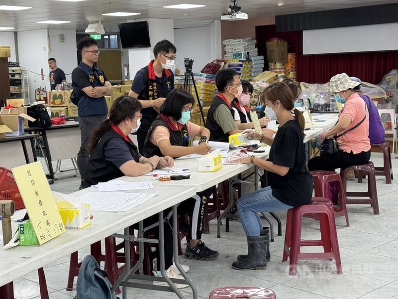 花蓮馬太鞍溪堰塞湖溢流釀災，災後第11天，花蓮縣政府3日分8處發放每戶新台幣5萬元慰助金，4日起將集中至光豐農會發放。中央社記者張祈攝  114年10月3日