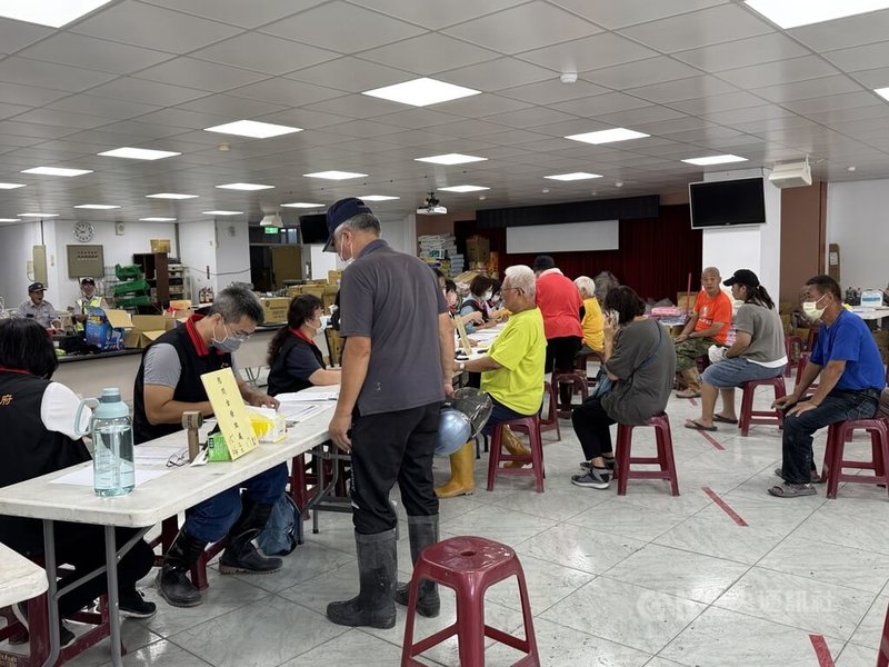 花蓮馬太鞍溪堰塞湖溢流釀災,花蓮縣政府3日分8處發放每戶新台幣5萬元慰助金;圖為光豐農會2樓一早出現排隊人潮。中央社記者張祈攝 114年10月3日