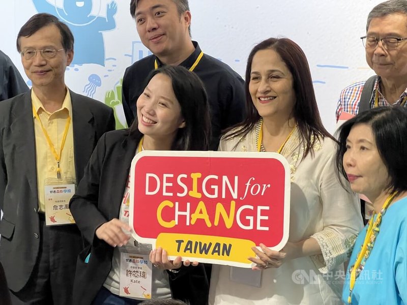 台灣童心創意行動協會(DFC台灣)3日在台北舉辦15週年特展,鼓勵民眾打破單一標準,看見孩子的亮點。DFC台灣執行長許芯瑋(前排左2)、印度河濱學校校長塞西(Kiran Sethi)(前排右2)等人與會。中央社記者陳至中台北攝 114年10月3日