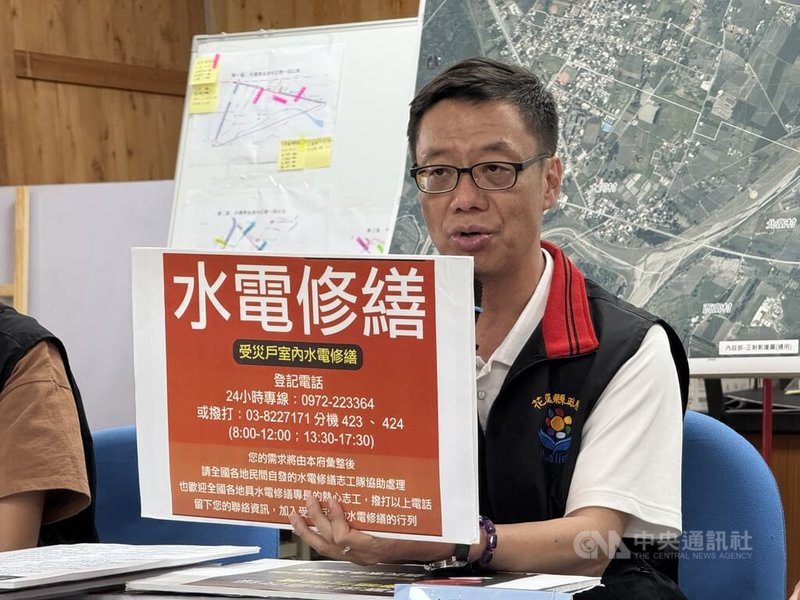 花蓮光復洪災第11天,家戶清淤接近尾聲,縣府行政研考處長陳建村(圖)3日表示,民宅清理即將進入下階段,招募「水電、清潔超人」接力協助。中央社記者張祈攝 114年10月3日