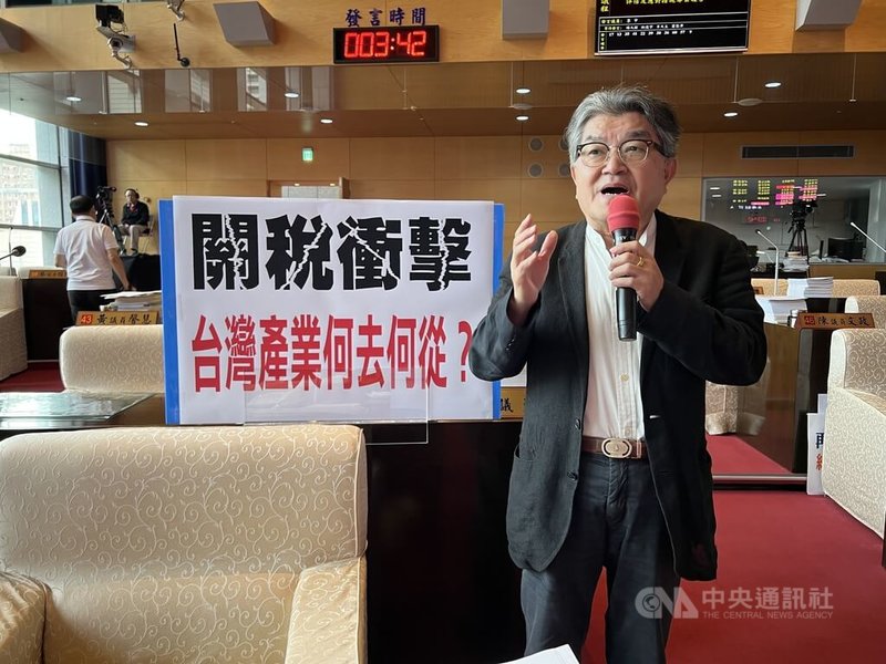 巨大機械工業股份有限公司產品遭美國實施暫扣令,中國國民黨籍台中市議員李中(圖)3日在台中市議會質詢時說,美國實施對等關稅,原本鎖定台灣積體電路製造股份有限公司,現在想搬走台灣產業鏈,這很危險。中央社記者郝雪卿攝 114年10月3日