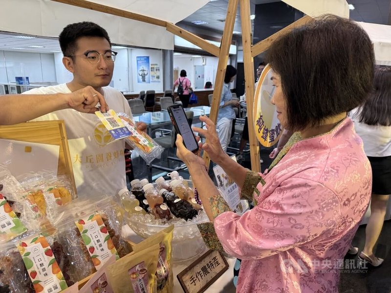 南投縣政府3日啟動「點點投」數位生活點數平台，民眾只要完成與縣政有關任務或參加活動即可累積點數，並可於縣內特約商家折抵消費，合作商家包含觀光工廠、文創小店等。中央社記者蕭博陽南投縣攝　114年10月3日