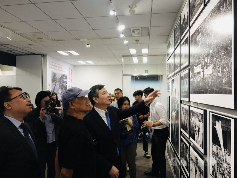 曾任攝影記者的謝三泰(中)3日在日本東京台灣文化中心舉辦「街頭劇場、火燒島/流麻溝十五號」攝影展,駐日代表李逸洋(右)到場觀展,他1980年代曾因蓬萊島雜誌案入獄,觀展感觸尤其深刻。中央社記者戴雅真東京攝 114年10月3日