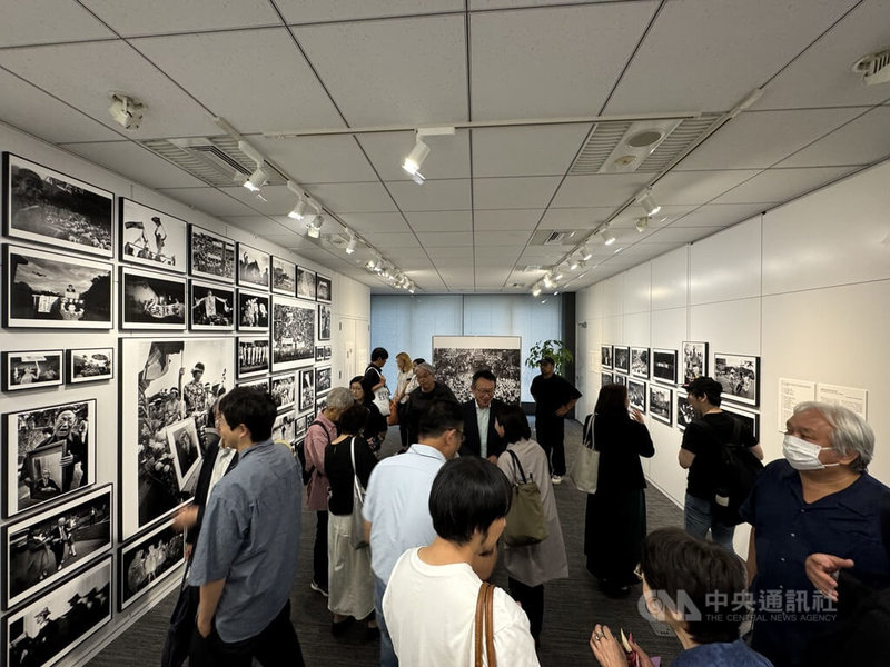 曾任攝影記者的謝三泰3日在日本東京台灣文化中心舉辦「街頭劇場、火燒島/流麻溝十五號」攝影展,現場以他的代表性攝影集「街頭劇場」與「火燒島:流麻溝十五號」為基礎,展出60件攝影作品與1件影像作品,展期自10月3日至11月3日。中央社記者戴雅真東京攝 114年10月3日