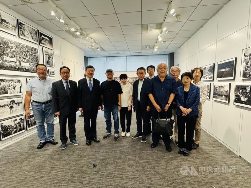曾任攝影記者的謝三泰(左4)3日在日本東京台灣文化中心舉辦「街頭劇場、火燒島/流麻溝十五號」攝影展,駐日代表李逸洋(左3)、駐日台灣文化中心主任曾鈐龍(左2)、策展人沈昭良(左1)等人與會。中央社記者戴雅真東京攝 114年10月3日