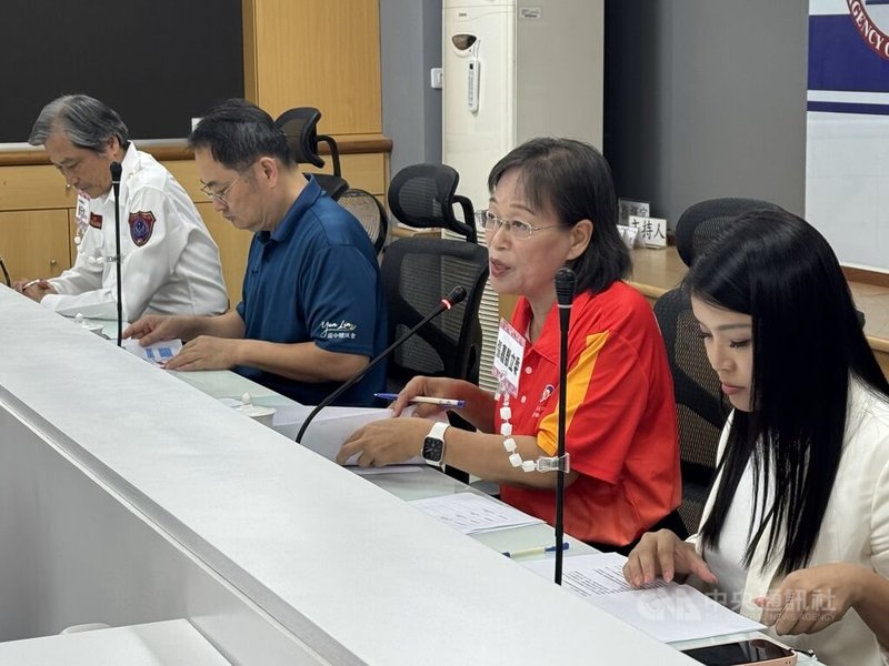 雲林縣副縣長謝淑亞（右2）3日召開跨單位會議，要求經濟部水利署第四河川分署提供更新的草嶺潭堰塞湖相關資料等；中國國民黨籍立法委員張嘉郡（右）與會。 中央社記者姜宜菁攝  114年10月3日