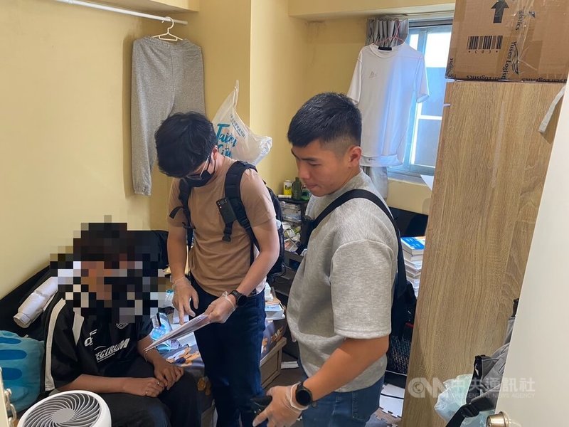 洪姓男子（左）自3年前起涉嫌在網路販賣性影像，更喬裝成女性誘騙男性於視訊過程中製造性影像，後續再重製對外販賣，檢方日前偵辦後依法起訴，3日下午經召開羈押庭審理後，法官裁定以新台幣20萬元交保並限制住居。（翻攝照片）中央社記者蘇木春傳真  114年10月3日