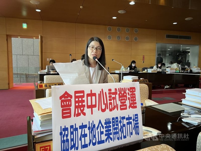 台中國際會展中心21日起試營運，中國國民黨籍台中市議員張廖乃綸（圖）3日在台中市議會質詢時說，台中市政府應藉機了解廠商在關稅與匯率壓力下面臨的困境。中央社記者郝雪卿攝   114年10月3日