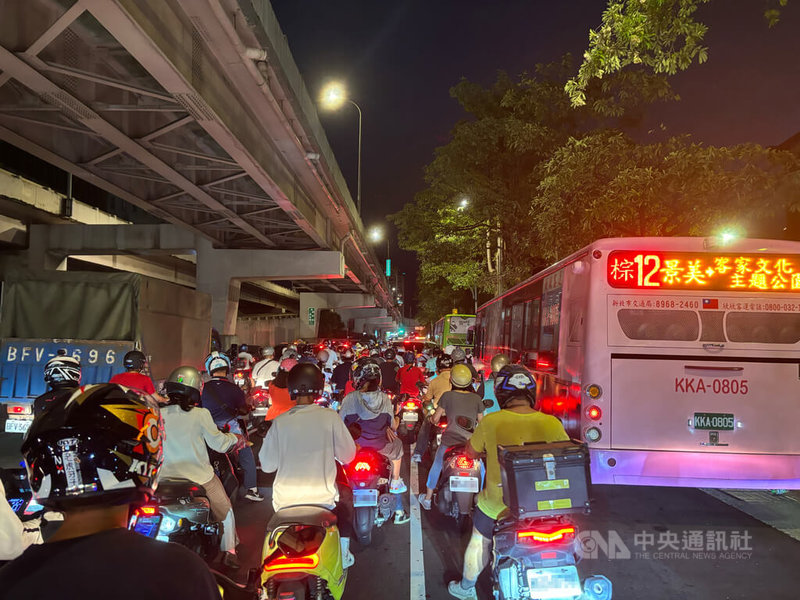 因應中秋連假前夕可能湧現返鄉車潮，台北市警察局交通警察大隊3日傍晚提前上崗，剛改為正交路口第5天的基隆路與羅斯福路口車流狀況與前2天相當。中央社記者陳昱婷攝　114年10月3日